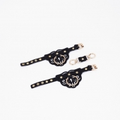 Черные кожаные наручники с клепками, кольцами и золотистой фурнитурой - Crazy Handmade - купить с доставкой в Орске Черные кожаные наручники с клепками, кольцами и золотистой фурнитурой - Crazy Handmade - купить с доставкой в Орске