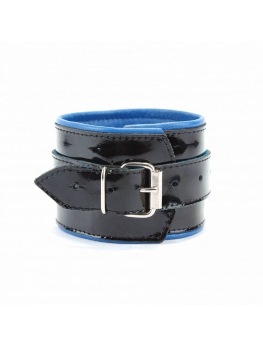 Чёрные лаковые наручники с синим подкладом - БДСМ Арсенал - купить с доставкой в Орске