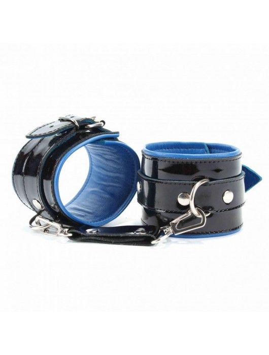 Чёрные лаковые наручники с синим подкладом - БДСМ Арсенал - купить с доставкой в Орске