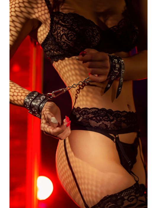 Черные кожаные наручники с двумя ремнями и красной подкладкой - Pecado - купить с доставкой в Орске